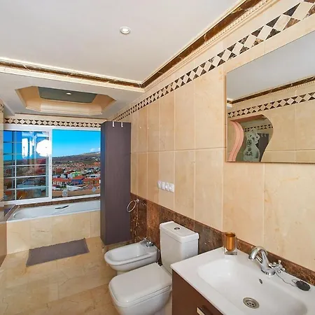 A Luxury Townhouse! Дом отдыха *